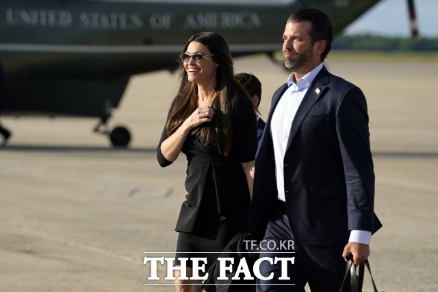 4일(현지시간) 미국 언론은 도널드 트럼프 대통령 장남의 여자친구 킴벌리 길포일이 코로나19에 감염됐다고 보도했다. 길포일은 다만 트럼프 대통령과 접촉하지는 않았다. 지난 5월27일 트럼프 주니어와 길포일이 워싱턴 인근 앤드루스 공군기지에 도착해 걸어가고 있다. /워싱턴=AP·뉴시스