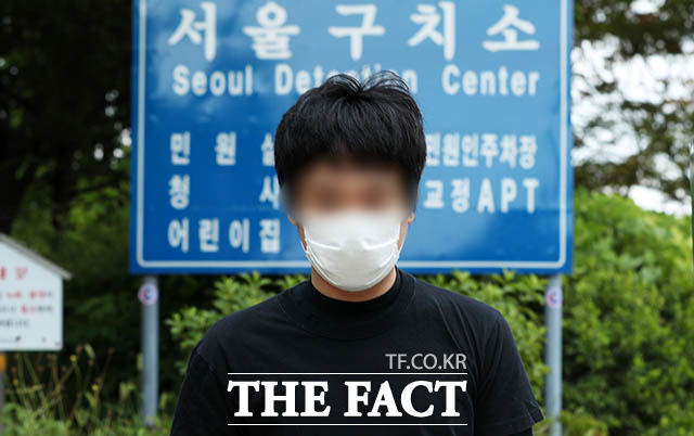 세계 최대 아동 성 착취물 사이트 웰컴 투 비디오 운영자인 손정우 씨가 6일 오후 미국 송환 불허 결정으로 석방돼 경기도 의왕시 서울구치소를 나서고 있다. /뉴시스