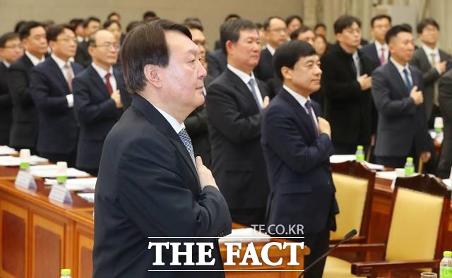 윤석열 검찰총장이 지난 2월 10일 서울 서초구 대검찰청에서 열린 제21대 국회의원 선거 대비 전국 지검장 회의에서 국기에 경례하고 있다. 오른쪽은 이성윤 서울중앙지검장./뉴시스