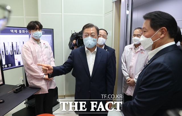 문재인 대통령이 9일 오전 대한민국 소재 부품 장비 산업현장 방문의 일환으로 경기도 이천시 SK 하이닉스 이천 캠퍼스를 방문, 불화수소 협력 공정을 시찰하고 있다. 오른쪽은 최태원 SK 회장. /뉴시스