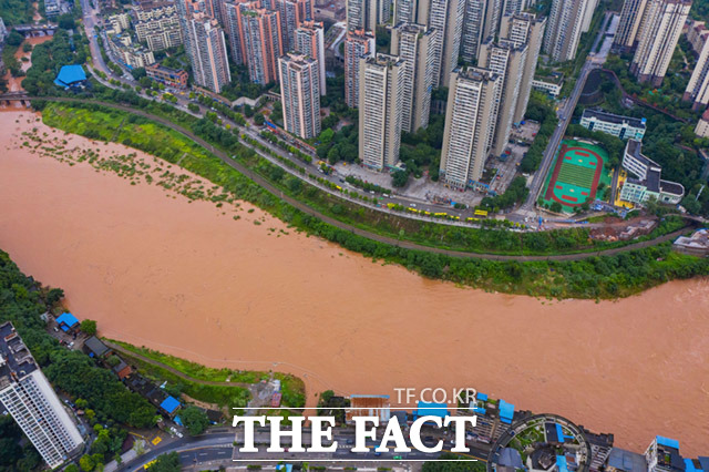 중국 남서부 충칭시를 가로지르는 하천에 붉은 흙탕물이 흐르고 있다.