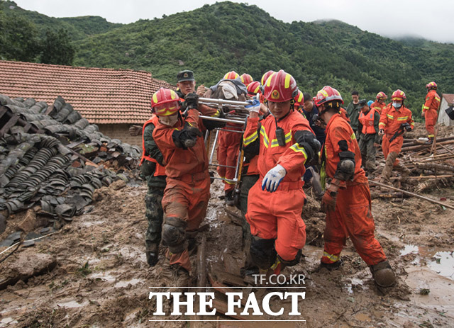 후베이의 한 마을에서 구조대원들이 산사태로 매장된 노인을 구조하고 있다.