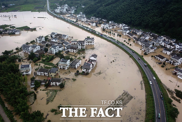 중국 동부 안후이성 황산의 한 마을이 홍수로 인해 침수되어 있다.