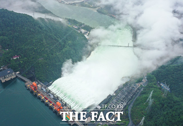 1959년 완공 이후 처음으로 9개 수문을 모두 개방한 신안강 댐