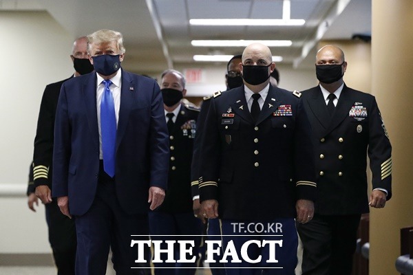 로이터통신과 AP통신 등에 따르면 도널드 트럼프 미국 대통령이 11일(현지시간) 처음으로 마스크를 쓰고 공식 석상에 나타났다. /AP·뉴시스