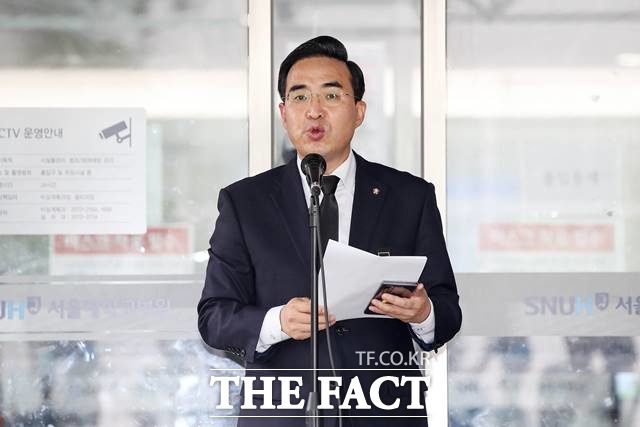 박홍근 고 박원순 서울특별시장 장례위원회 공동집행위원장이 12일 오후 고 박원순 서울시장의 빈소가 차려진 서울대병원 장례식장 앞에서 브리핑하고 있다. /뉴시스