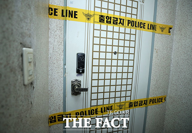 어머니와 아들을 살해하고 시신을 장롱 속에 유기한 혐의를 받는 40대 남성과 남성의 도주를 도운 혐의를 받는 여성의 재판이 열렸다. 사진은 시신이 발견된 현장에 폴리스라인 테이프가 붙어 있는 모습. /뉴시스