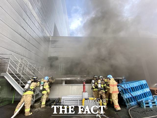 21일 오전 경기도 용인시 처인구 양지면 제일리 한 물류센터에서 화재가 발생, 소방관들이 진화작업을 하고 있다. /뉴시스