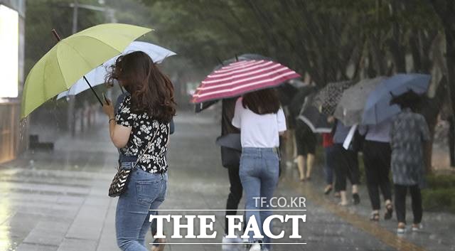 서울에 호우주의보가 내려진 23일 오후 서울 광진구 건대입구역 네거리에서 시민들이 퇴근길 발걸음을 재촉하고 있다. /뉴시스