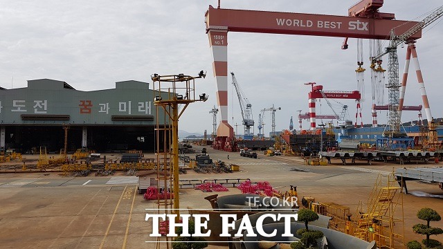 STX조선해양이 노조 파업 및 조선소 가동 중단 두 달 만에 경남 진해조선소에 대한 조업을 재개했다. /뉴시스