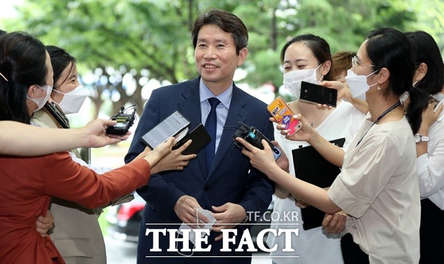 이인영 신임 통일부 장관이 27일 오후 서울 종로구 정부서울청사로 첫 출근을 하면서 취재진에게 밝은 표정으로 소회를 밝히고 있다. /뉴시스