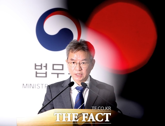 김남준 법무·검찰개혁위원회 위원장이 27일 오후 경기 과천시 정부과천청사 법무부 브리핑룸에서 현직 검사에서만 검찰총장을 임명하는 현재 관행을 개선할 것을 권고하는 안을 발표하고 있다. /뉴시스