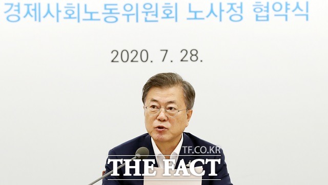 문재인 대통령이 28일 서울 종로구 경제사회노동위원회 대회의실에서 열린 경제사회노동위원회의 ‘코로나19 위기 극복을 위한 노사정 협약식에 참석해 발언하고 있다. /뉴시스