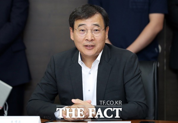 이문환 케이뱅크 대표는 중장기적으로 케이뱅크의 기업공개(IPO)를 추진할 계획이다. 사진은 지난달 8일 이문환 케이뱅크 대표가 서울 여의도 중소기업중앙회 귀빈실에서 열린 디지털 및 비대면 활용, 스마트 보증 도입을 위한 인터넷은행-신보중앙회 업무 협약식에서 인사말을 하고 있다. /뉴시스