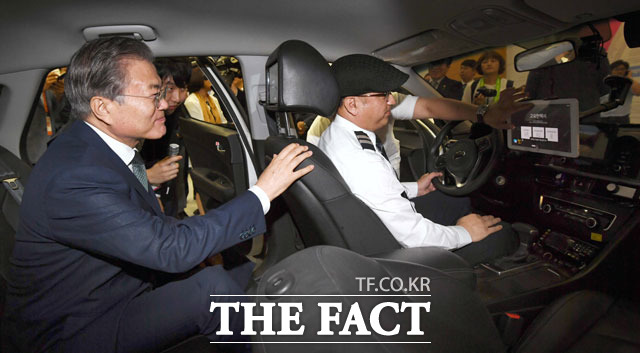 문재인 대통령이 지난해 7월 대전 컨벤션센터에서 열린 대한민국 사회적 경제 박람회 전시관을 방문해 고요한 택시 서비스를 체험하고 있다. /뉴시스