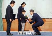  文대통령, 꽃말에 의미 담은 이색 임명장 수여