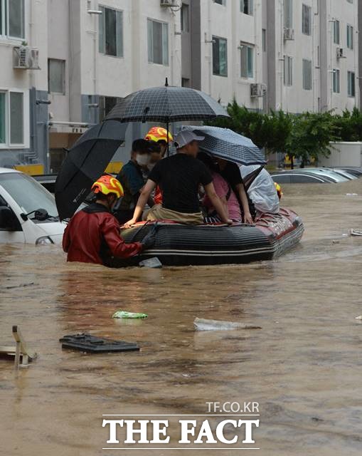 대전 지역에 집중 호우가 내린 30일 오전 대전 서구 정림동의 한 아파트가 침수돼 소방구조대원들이 고립된 주민들을 구조하고 있다. /뉴시스