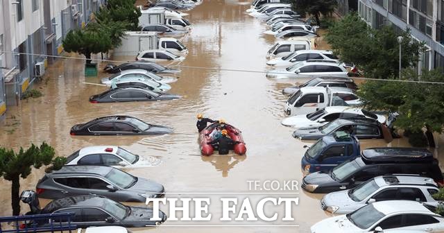 대전 지역에 집중 호우가 내린 30일 오전 대전 서구 정림동의 한 아파트가 침수돼 소방구조대원들이 고립된 주민들을 구조하고 있다. /뉴시스