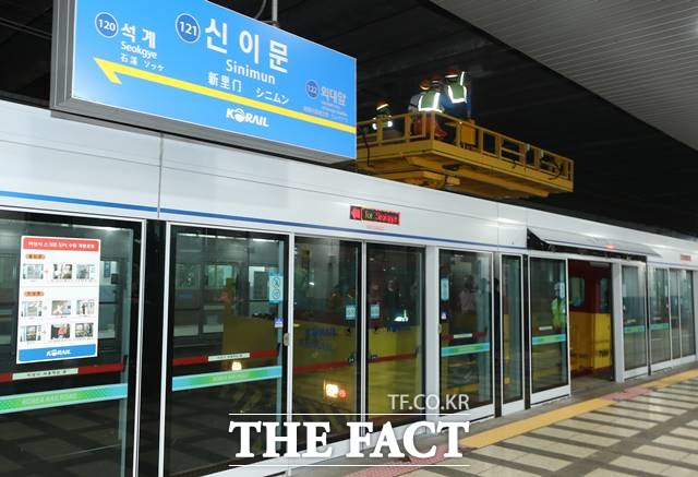 5일 오전 수도권 전철 1호선 신이문역 고가차도에서 외부 시설물이 떨어져 광운대역-회기역 구간 양방향 열차 운행이 일시 중단됐다. /뉴시스