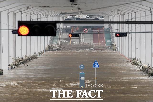 4일 오전 서울 서초구 잠수교가 한강 수위 상승으로 침수돼 있다. /뉴시스