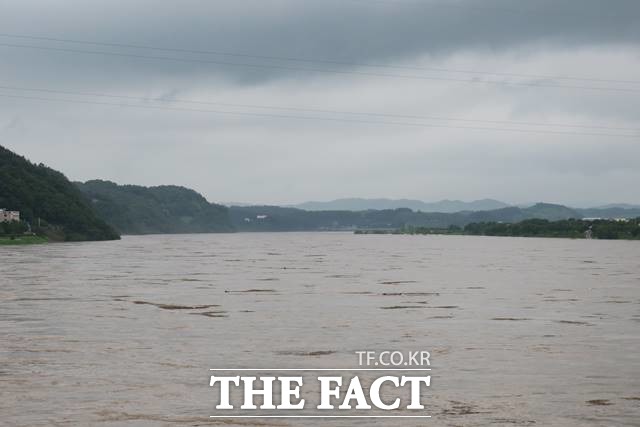 5일 경기 연천군 임진교에서 바라본 상류 모습. 북한 황강댐 방류로 연천군 일대를 흐르는 임진강 유량이 급격히 늘어나면서 강변 저지대가 물에 잠겨 사라졌다./뉴시스