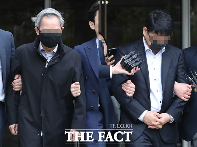 분당차여성병원 신생아 낙상 사건의 피의자 문모(오른쪽) 씨와 이모 씨가 지난해 4월 서울 서초구 서울지방법원에서 열린 구속 전 피의자심문(영장실질심사)을 마치고 나오고 있다. /뉴시스