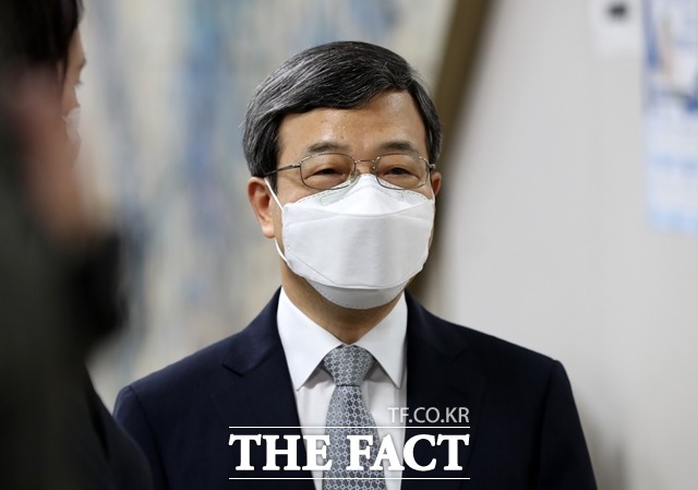 이동원 대법관이 11일 오후 서울 서초구 서울중앙지방법원에서 열린 사법농단 혐의를 받는 임종헌 전 법원행정처 차장의 59차 공판에 증인으로 출석하며 취재진 질문에 답변하고 있다. /뉴시스