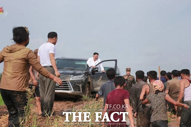 북한이 그동안 국제사회의 제재에도 불구하고 유령회사나 중국 기업의 도움을 받아 자금세탁을 했다는 보도가 나왔다. 김정은 북한 국무위원장이 최근 홍수피해 현장을 찾았던 당시 렉서스 차량 운전석 쪽에 탑승해 있는 모습. /조선중앙TV 갈무리