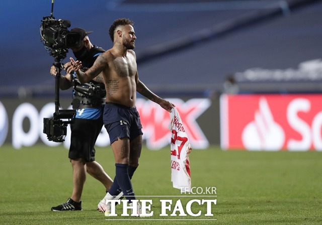 PSG 네이마르가 2일 코로나19 양성 확진 판정을 받은 것으로 드러나 유럽축구계에 비상이 걸렸다./AP.뉴시스