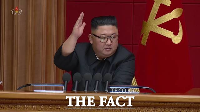 이인영 통일부 장관이 북한에 코로나19 백신 지원 의사를 밝혔지만, 북한은 아무런 응답을 하지 않고 있다. 과연 이 제안을 북한이 받아들일지 관심이 쏠린다. 김정은 북한 국무위원장이 정치국 회의를 주재한 모습. /조선중앙TV·뉴시스
