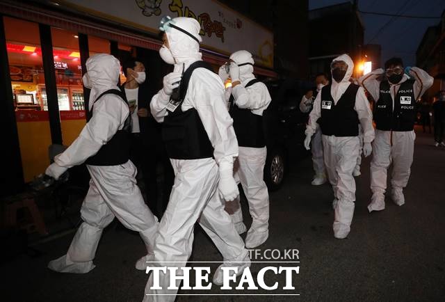 경찰들이 압수수색을 하기 위해 21일 오후 서울 성북구 사랑제일교회로 들어가고 있다. /뉴시스