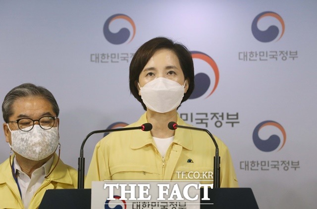 유은혜 사회부총리 겸 교육부 장관이 25일 오전 서울 종로구 정부서울청사 합동브리핑실에서 수도권 유초중고 원격수업 전환 등 수도권 사회적 거리두기 2단계 강력조치 방안 발표를 하고 있다. /뉴시스