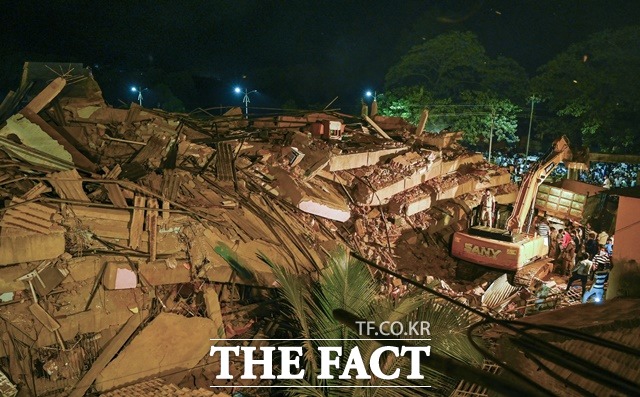 24일(현지시간) 인도 중서부 마하라슈트라주의 한 마을에서 47가구가 거주하는 아파트 건물이 붕괴돼 최소 100명 이상이 매몰되는 참사가 발생했다. /AP.뉴시스