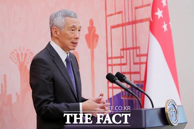 싱가포르 정부가 최근 신종 코로나바이러스 감염증(코로나19) 확진자가 급증하고 있는 한국발 여행객들에 대한 격리조치를 강화했다. 리센룽 싱가포르 총리가 2019년 당시 청와대를 방문했던 당시. /뉴시스