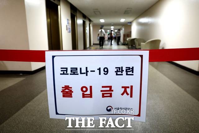 정부서울청사에서 일하는 청원경찰이 신종 코로나바이러스 감염증(코로나19) 확진판정을 받았다. 26일 오전 방역 관계자가 부분 폐쇄한 후 방역 작업을 하고 있다. /뉴시스