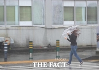  태풍 '바비' 영향권 제주도 긴장 고조…도민들 '역대급 바람에 거리 텅텅'