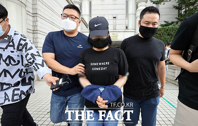 내연 관계에 있던 60대 남성을 살해한 혐의(살인)를 받는 40대 여성 김 모 씨가 27일 오후 서울 서초구 서울중앙지방법원에서 영장실질심사를 마친 후 법원을 나서고 있다. /뉴시스