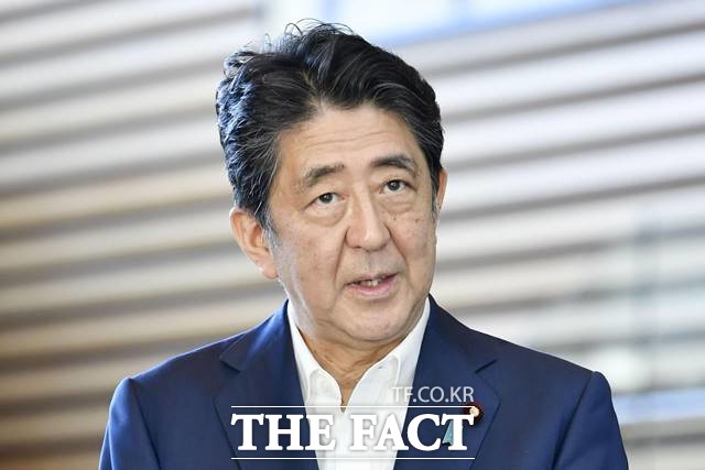 아베 신조 전 일본 총리가 18일 태평양전쟁 A급 전범이 합사된 야스쿠니 신사를 또 참배했다. /AP·뉴시스