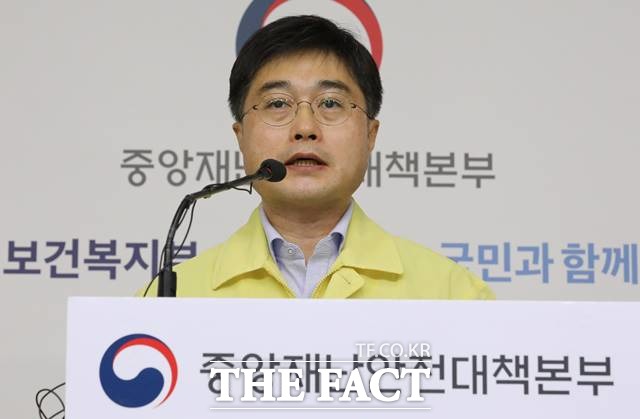 사회적 거리두기 효과가 부진한 이유는 무증상 감염자가 광범위하게 퍼졌기 때문이라는 방역당국의 분석이 나왔다. 사진은 윤태호 중앙사고수습본부 방역총괄반장(보건복지부 공공보건정책관./뉴시스