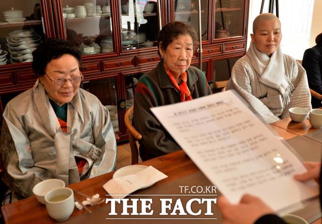 일본군 위안부 피해자 이막달 할머니가 별세했다. 사진은 지난 2014년 3월1일 위안부 만화 특별전 관련 3·1절 오찬간담회에 참석한 이막달 할머니(가운데). 왼쪽은 이용수 할머니./뉴시스