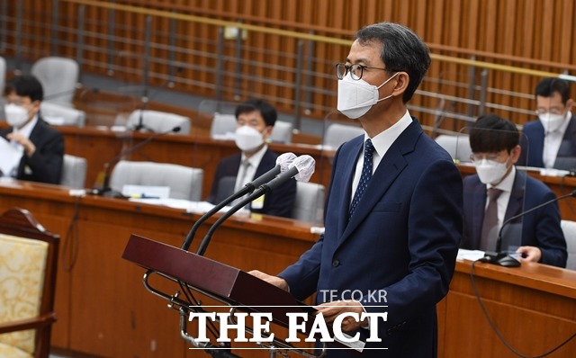 이흥구 대법관 후보자가 2일 오전 서울 여의도 국회에서 열린 인사청문회에서 인사말을 하고 있다. /뉴시스