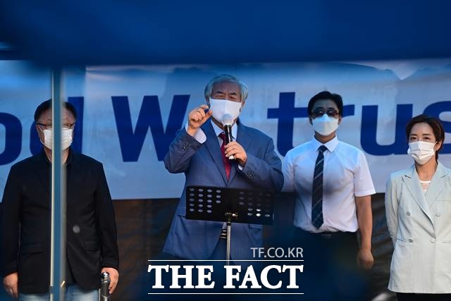 코로나19 확진으로 입원 치료를 받은 전광훈 사랑제일교회 목사가 2일 오전 퇴원해 서울 성북구 사랑제일교회 앞에서 입장 발표 기자회견을 하고 있다. /뉴시스