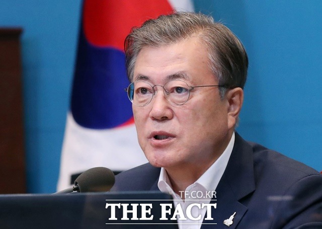 문재인 대통령이 2일 SNS를 통해 정부 정책에 반발해 파업하는 의사는 우회적으로 비판하고, 간호사를 지지하는 글을 올린 것에 대해 미래통합당은 헌신한 의료진 그 짧은 세 음절마저 의사와 간호사 분열의 언어로 가르는 대통령이라고 혹평했다. 문 대통령이 지난달 31일 청와대 여민관에서 열린 수석보좌관 회의에 참석해 발언하는 모습. /뉴시스