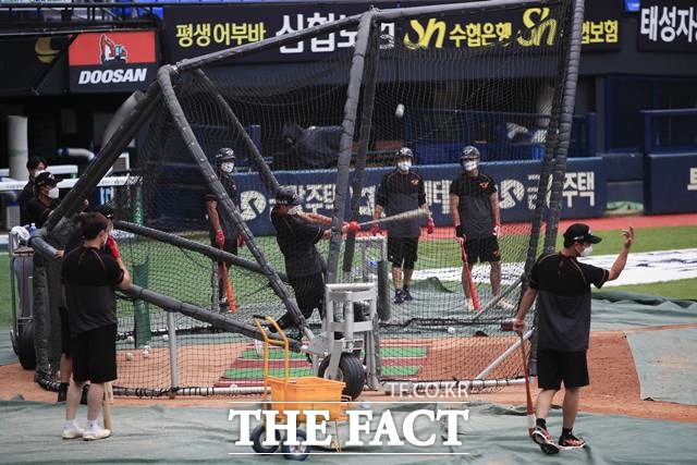 신종 코로나바이러스 감염증(코로나19) 확진 판정을 받은 프로야구 한화이글스 선수들이 지난달 회식을 한 것으로 확인됐다. 사진은 지난 1일 오후 서울 송파구 잠실야구장에서 열리는 2020 신한은행 SOL KBO리그 한화 이글스와 두산 베어스의 경기에 앞서 마스크를 착용한 한화 선수들이 몸을 풀고 있는 모습. /뉴시스