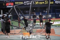  코로나 확진 한화 투수 신정락, 숙소 옥상서 고기파티