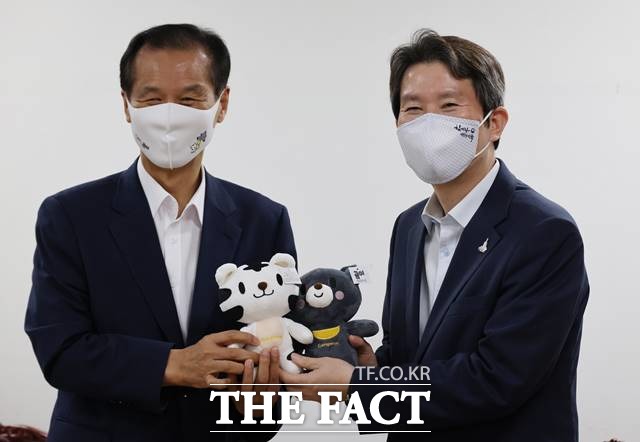 이인영 통일부 장관이 4일 오전 서울 종로구 정부서울청사 통일부 장관실에서 최문순 강원도지사를 만나 인사를 나눈후 강원도 캐릭터 ‘범이&곰이를 선물로 받고 있다. /뉴시스
