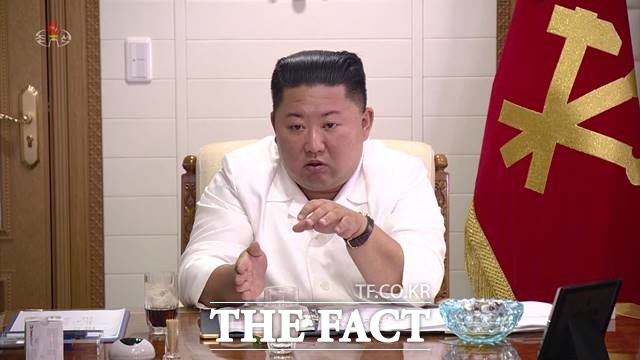 지난 6일 김정은 북한 국무위원장이 제9호 태풍 마이삭으로 피해를 입은 함경남도 지역을 찾아 정무국 확대 회의를 주재하는 모습. /뉴시스