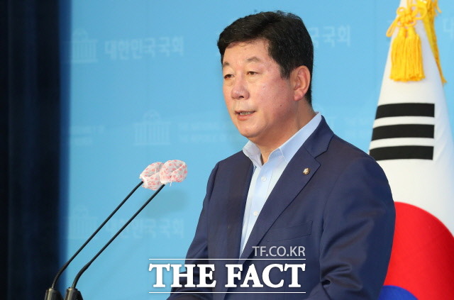 박재호 더불어민주당 의원의 SNS에 성인 동영상이 게재됐다 삭제되면서 논란이 되고 있다. 박 의원이 지난달 20일 국회 소통관에서 다중사기범죄 피해방지법 발의 기자회견을 하는 모습. /뉴시스