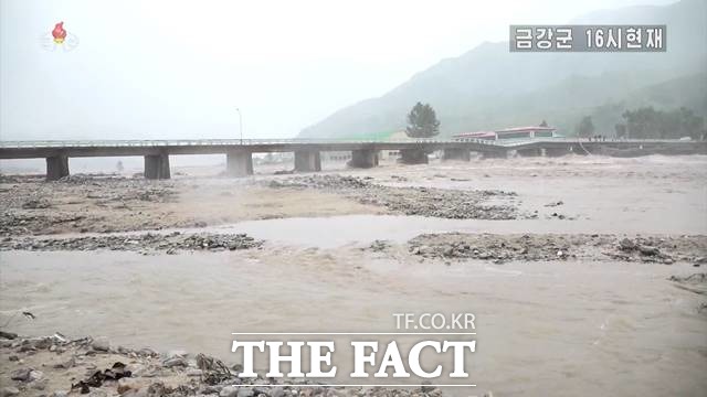 북한이 제10호 태풍 하이선으로 인해 발생한 수해 복구 작업에 나섰다. 사진은 7일 하이선 영향으로 침수된 강원도 금강군을 보도하는 조선중앙TV. /조선중앙TV 캡쳐