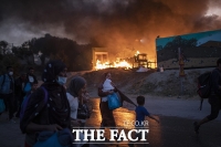 [TF사진관] 그리스 난민수용소 화재, '힘겹게 대피하는 난민들'